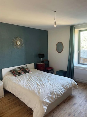4 bedrooms, desk, iron/ironing board, WiFi
