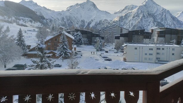 A snow-covered mountain village with wooden buildings and a bar. - Résidence Plein Sud, Front de Neige Centre, à Côté Télécabine 3400m (Les Deux Alpes)