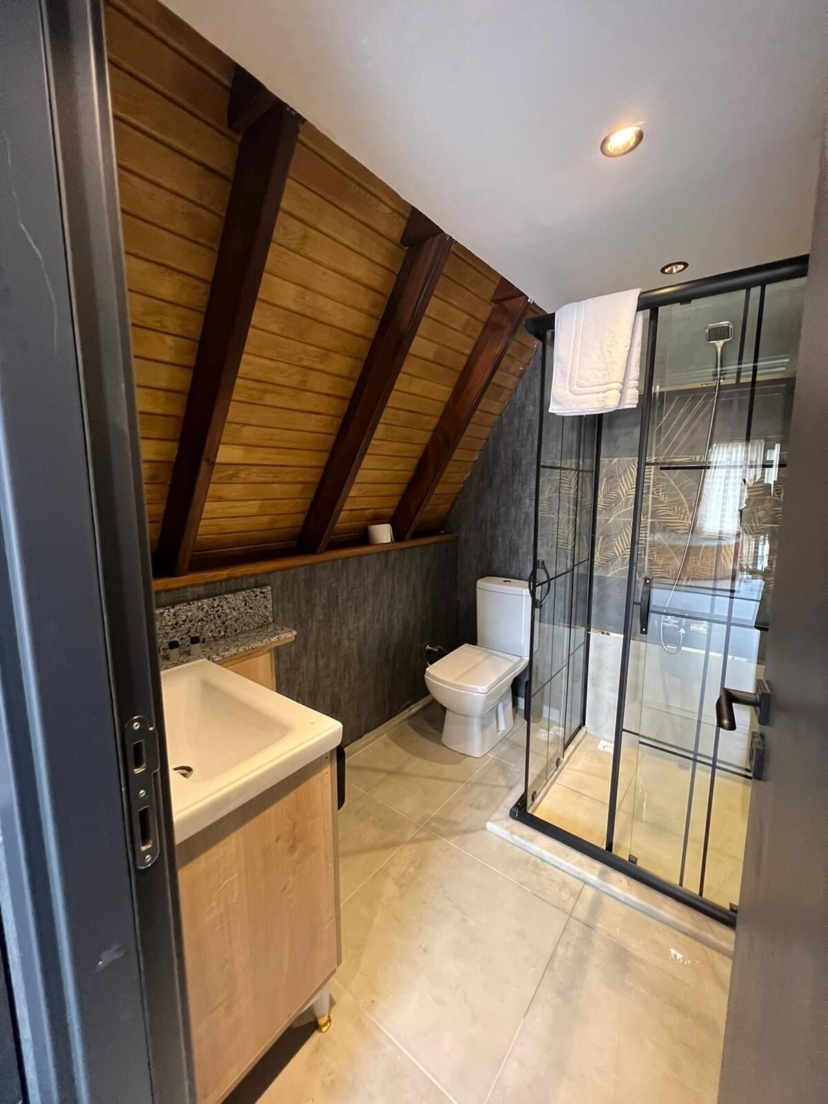 Jetted bath, free toiletries, hair dryer, slippers