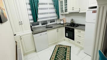 Apartment | Eigene Küche | Kühlschrank, Herdplatte, Kochgeschirr/Geschirr/Besteck