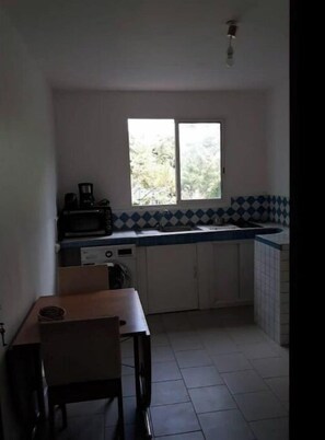 Kühlschrank, Ofen, Herdplatte, Wasserkocher mit Kaffee-/Teezubehör