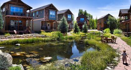 Riverfront 3BR Cabin - Hot Tub, Pool, Pets