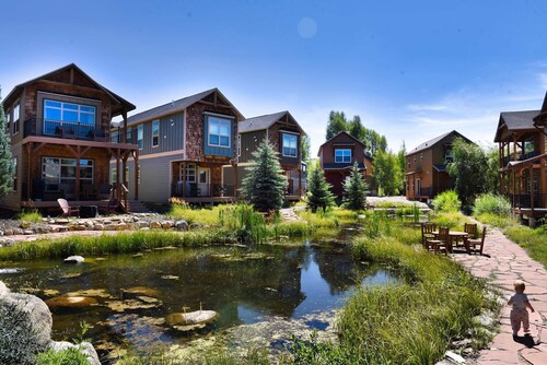 Riverfront 3BR Cabin - Hot Tub, Pool, Pets