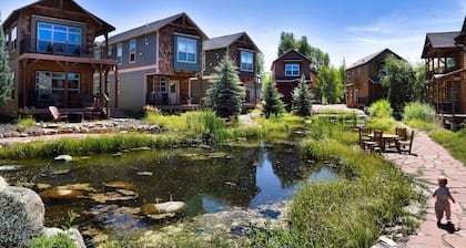 Riverfront 3BR Cabin - Hot Tub, Pool, Pets