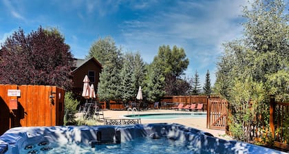 Riverfront 3BR Cabin - Hot Tub, Pool, Pets