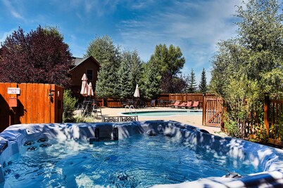 Riverfront 3BR Cabin - Hot Tub, Pool, Pets