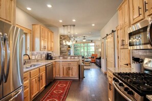 冰箱、微波炉、烤箱、炉灶