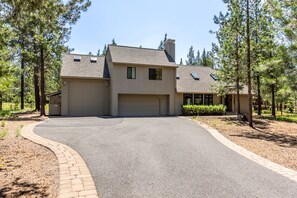 Exterior - Walk to Deschutes: Hot Tub, A/C, Bikes, SHARC - ASPE17 (Sunriver)