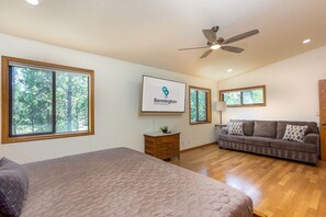 4 bedrooms, travel crib, free WiFi, bed sheets - Walk to Deschutes: Hot Tub, A/C, Bikes, SHARC - ASPE17 (Sunriver)