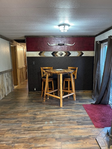 Mackay Bunkhouse - Beautiful home with large deck right on the Big Lost River