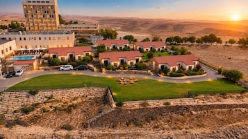Un hotel con varias construcciones, piscina y vistas del paisaje circundante.