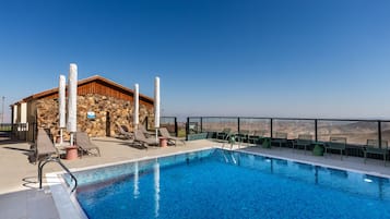 Sæsonbestemt udendørs pool, parasoller, liggestole