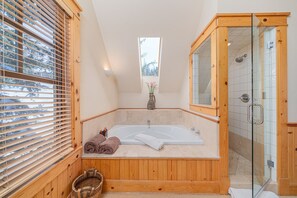 シャワー付き浴槽、ジェットバス、ヘアドライヤー、タオル