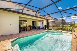 Utendørsbasseng og et oppvarmet basseng