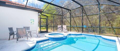 Una piscina al aire libre, una piscina climatizada
