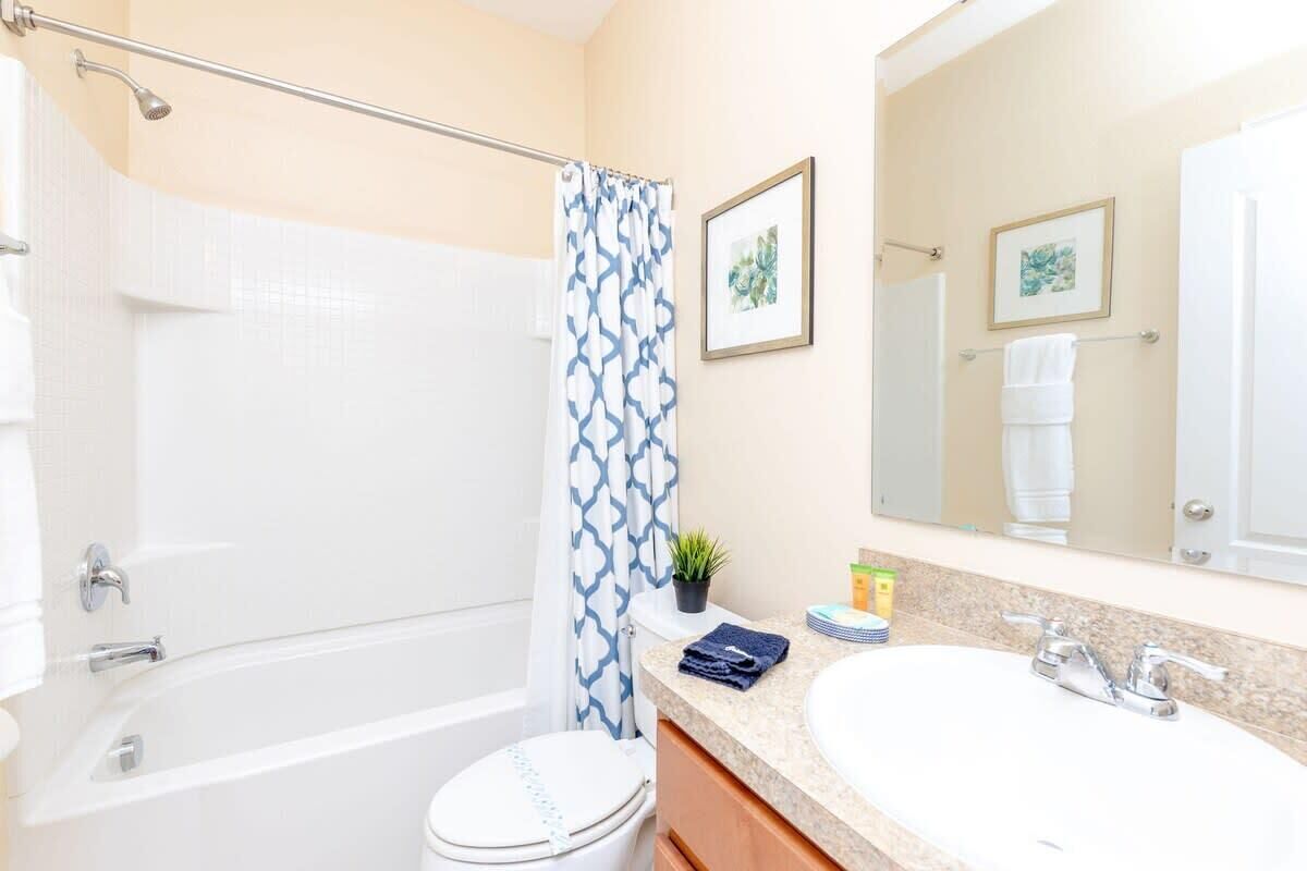 Un baño con bañera, inodoro y lavabo.