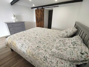1 slaapkamer, geluiddichte muren, een strijkplank/strijkijzer, reisbedje