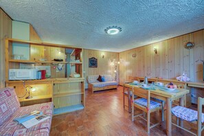 Familie appartement, meerdere slaapkamers (Appartamento Bareu Mountain View) | Woonruimte | Een 21-inch televisie met digitale zenders