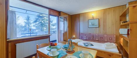 1 bedroom, bed sheets