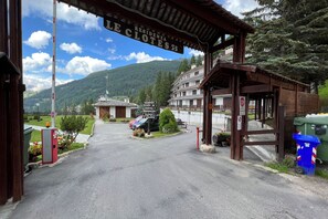 Family Apartment, Multiple Bedrooms (Appartamento Bareu Mountain View) | Property grounds