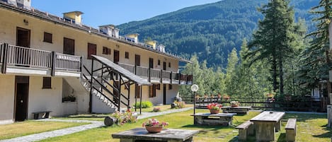 Apartament familiar, diversos dormitoris (Appartamento Bareu Mountain View) | Servei de restauració a l'aire lliure