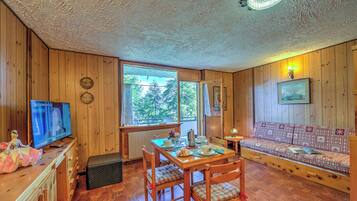 Family Apartment, Multiple Bedrooms (Appartamento Bareu Mountain View) | Living room | 21-inch TV with digital channels