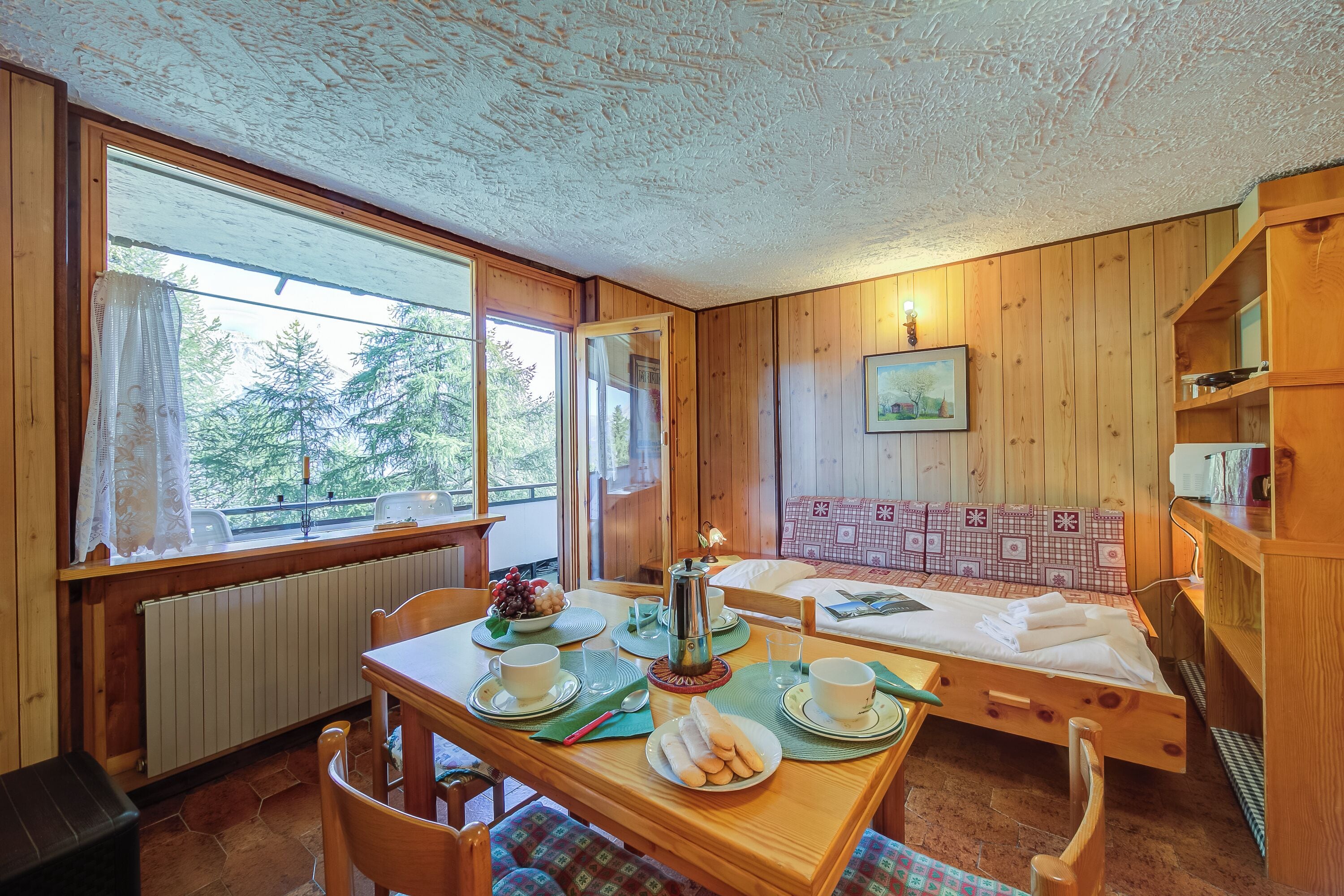 Family Apartment, Multiple Bedrooms (Appartamento Bareu Mountain View) | Living room | 21-inch TV with digital channels