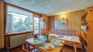 Family Apartment, Multiple Bedrooms (Appartamento Bareu Mountain View) | Living room | 21-inch TV with digital channels