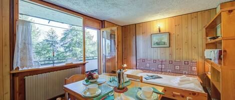 Family Apartment, 1 Bedroom (Appartamento Bareu Mountain View) | Living room | 21-inch TV with digital channels