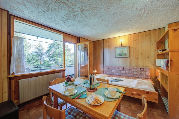 Apartamento família, 1 quarto (Appartamento Bareu Mountain View) | Sala de estar | TV 21 polegadas com canais digitais