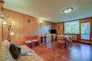 Family Apartment, Multiple Bedrooms (Appartamento Bareu Mountain View) | Living area