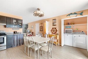 Fridge, microwave, oven, stovetop - The Mermaid Lounge on Chincoteague island! (Chincoteague Island)