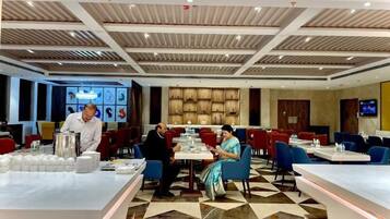 Guests can dine in style with a central serving station and a variety of seating options.