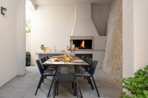 Outdoor dining - Seaview Villa Calma with Jacuzzi, Media room (Docine, Duće)