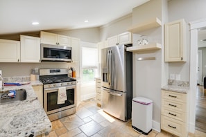 雪櫃、微波爐、焗爐、爐具