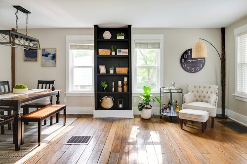 3 blocks from the falls viewing area in the heart of downtown Chagrin Falls!