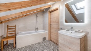 Badekar, hårføner og håndklær