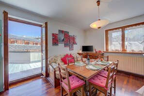 Familienapartment, Mehrere Schlafzimmer (Sestriere Terrace Apt Few Steps From) | Esszimmer