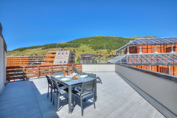 Familienapartment, Mehrere Schlafzimmer (Sestriere Terrace Apt Few Steps From) | Speisen im Freien