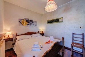 Familienapartment, Mehrere Schlafzimmer (Sestriere Terrace Apt Few Steps From) | 1 Schlafzimmer, kostenloses WLAN, Bettwäsche