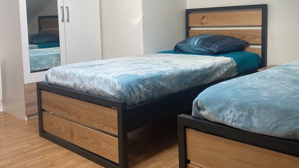 A bedroom with two beds, a wardrobe, and a mirror. - Spacieux Appartement sur la Murette (La Murette)