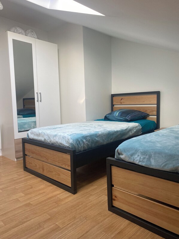 2 chambres, fer et planche à repasser, Wi-Fi, draps fournis