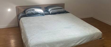 2 habitaciones, tabla de planchar con plancha, wifi y ropa de cama