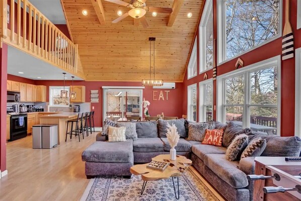 Smart TV, fireplace - Private Lakefront Oasis with Game Room - Perfect Secluded Ski Retreat! (Mount Pocono)