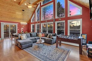 Smart TV, fireplace - Private Lakefront Oasis with Game Room - Perfect Secluded Ski Retreat! (Mount Pocono)