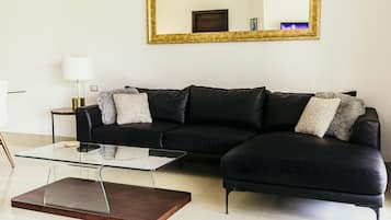 Condo, 2 Bedrooms | Ruang tamu | TV Pintar