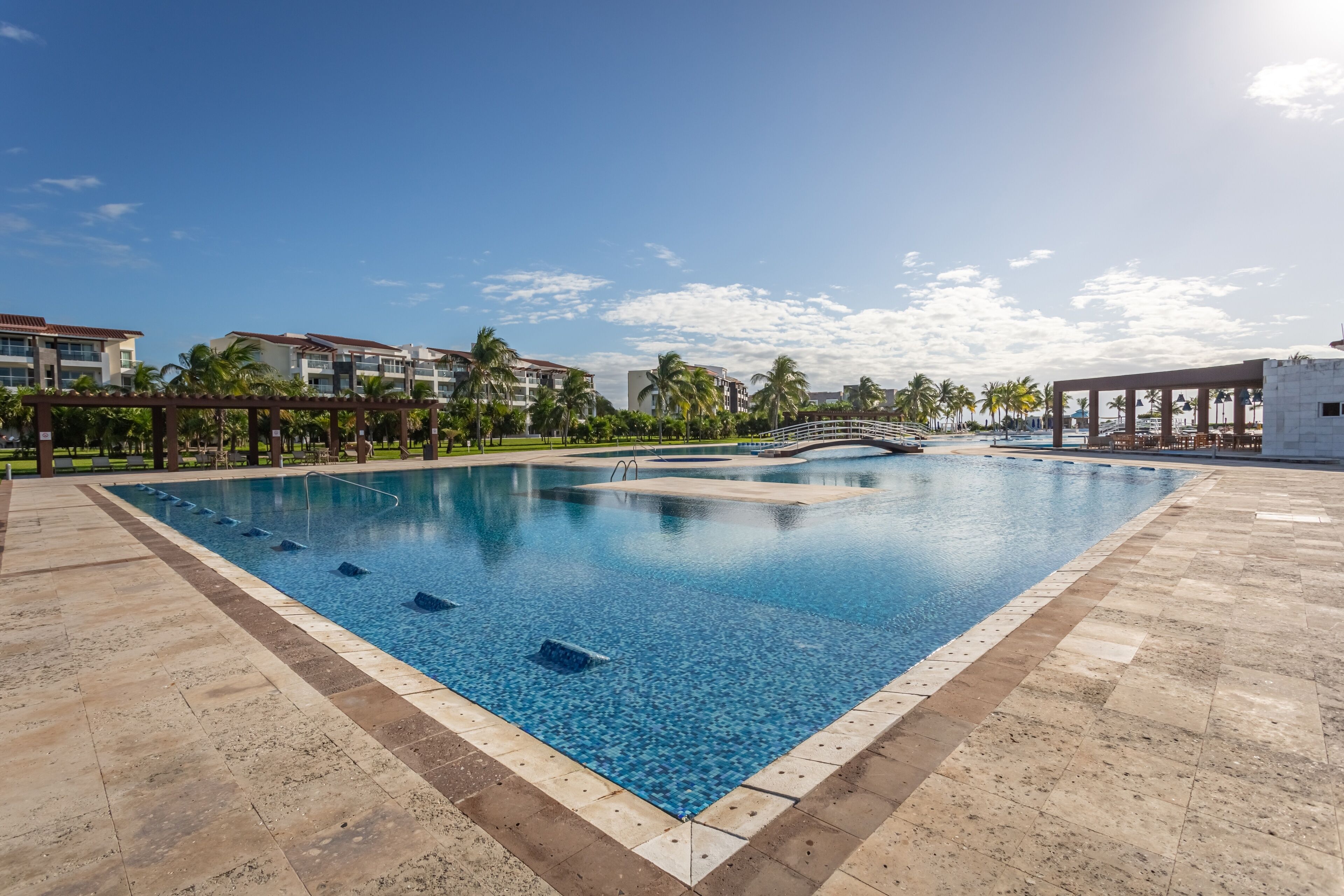 Condo, 2 Bedrooms | Kolam renang