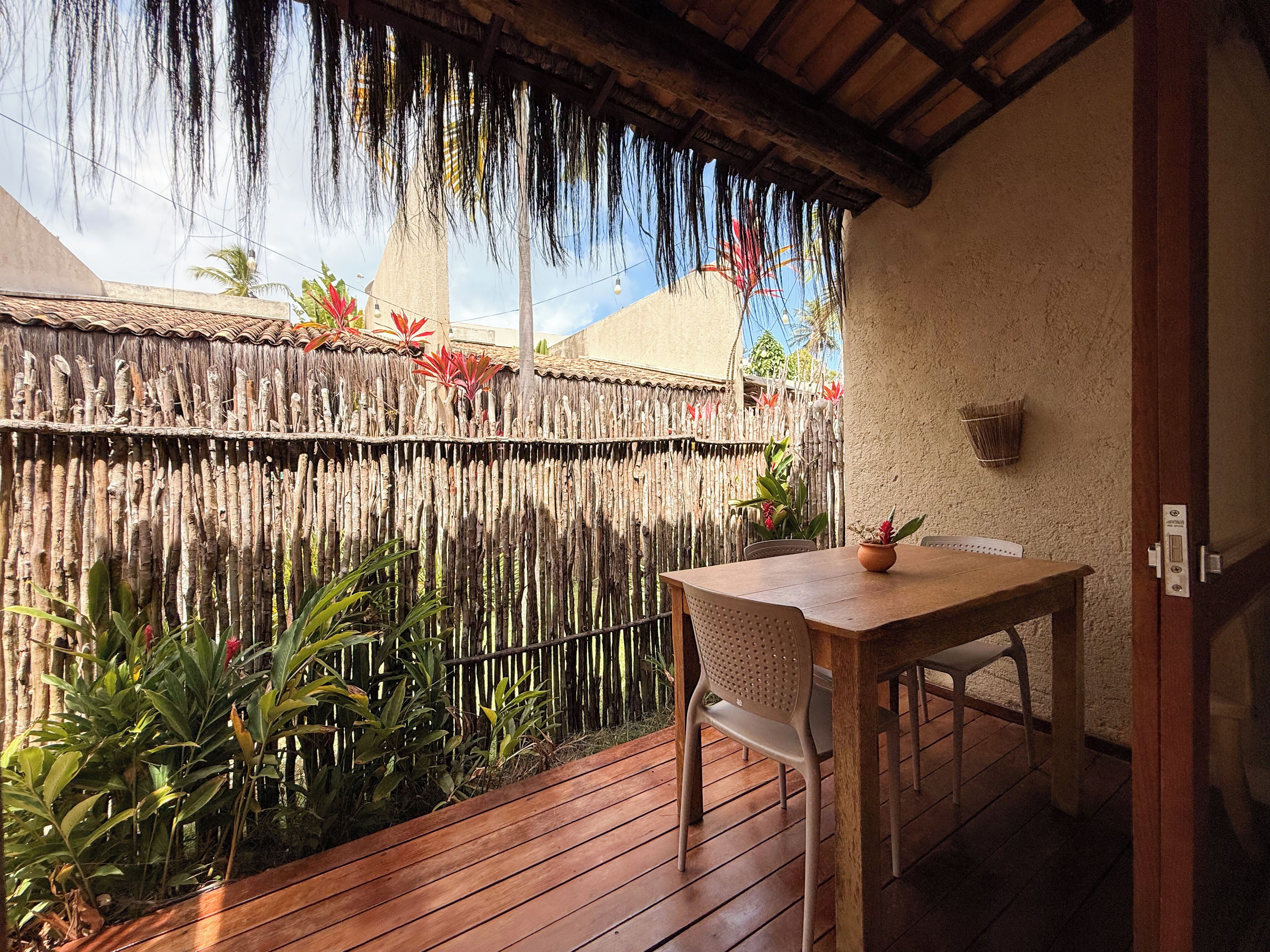 Quarto premium, piscina particular, vista para a piscina | Área de estar | Smart TV