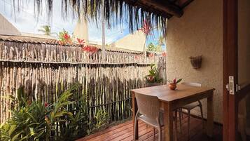 Quarto premium, piscina particular, vista para a piscina | Área de estar | Smart TV