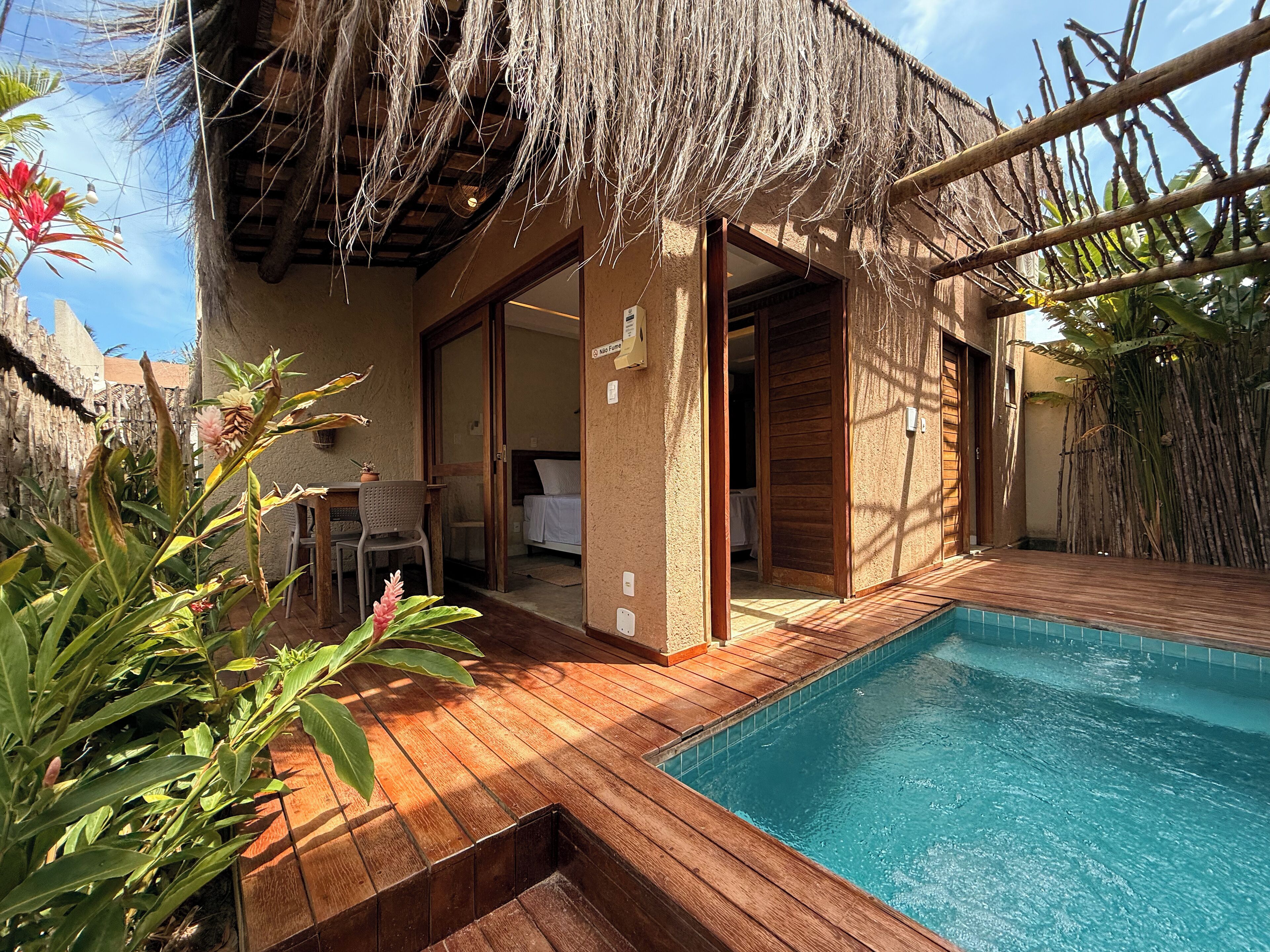 Premium-huone, yksityinen uima-allas, näköala uima-altaalle | Oleskelualue | Älytelevisio